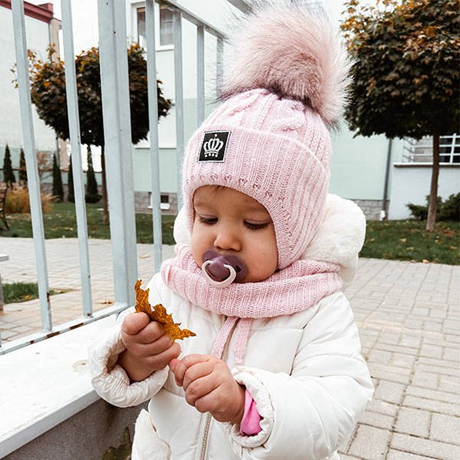 Winterset Mädchen: Mütze und Schlauchschal mit Bommel Beige Tigra