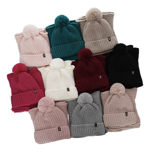 Winterset Damen: Mütze und Schal mit Bommel Rosa Lupita