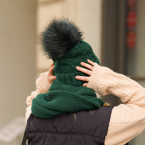 Winterset Damen: Mütze und Schlauchschal mit Bommel Beige Kreacja