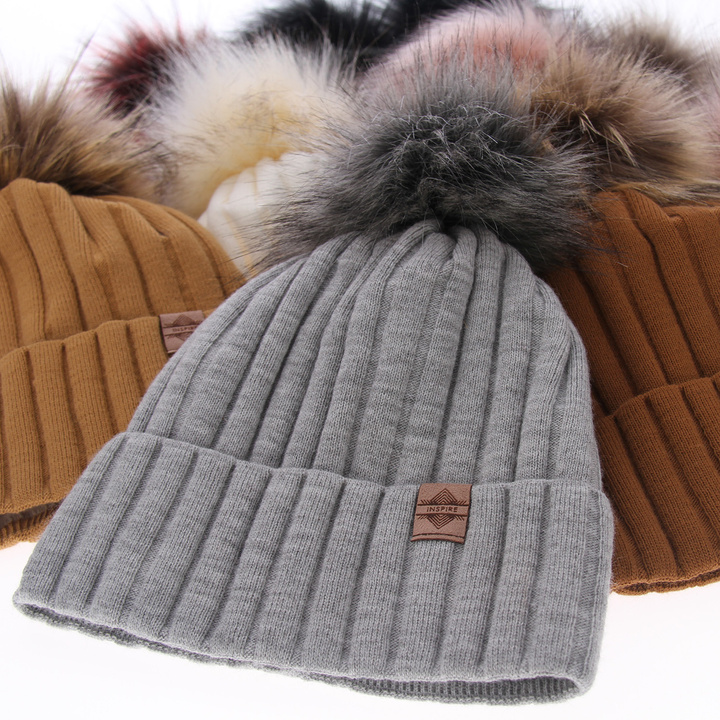 Wintermütze Damen mit Bommel Schwarz Loara
