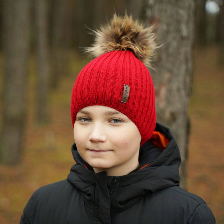 Wintermütze Jungen mit Bommel Burgunder Amur