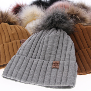 Wintermütze Damen mit Bommel Schwarz Loara